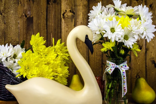 Skåret svane og blomsterbukett – stockfoto