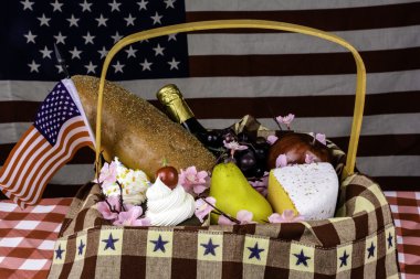 Amerikan bayrağı piknik sepeti