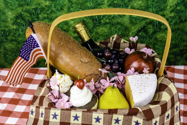 Kosz piknikowy lato — Zdjęcie stockowe
