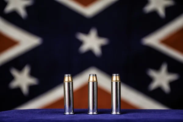 3 つの銃弾と南軍の旗 — ストック写真