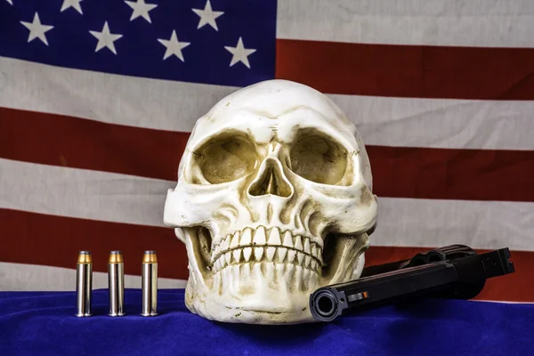 Calavera humana y bandera americana —  Fotos de Stock