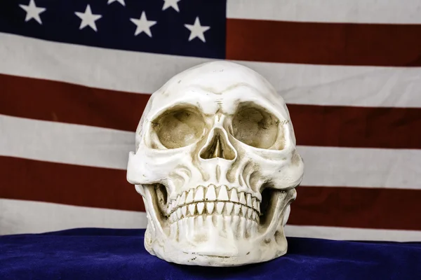 Calavera humana y bandera americana — Foto de Stock