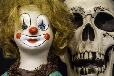 Palyaço bebek ve insan kafatası