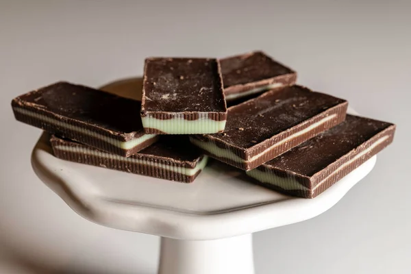 Quadrati Cioccolato Alla Menta Impilati Piatto Bianco — Foto Stock