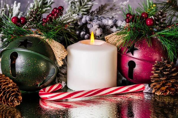 Weihnachtsstillleben Mit Brennendem Zuckerrohr Und Schlittenglocken Die Sich Nassen Spiegel Stockbild