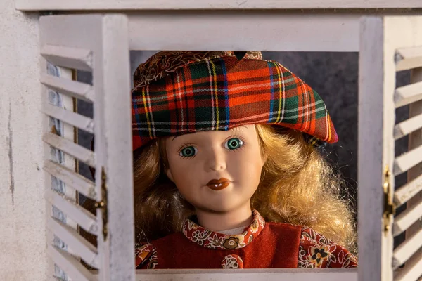 Muñeca Femenina Niño Con Ojos Vidrio Verde Pelo Rubio Sombrero — Foto de Stock