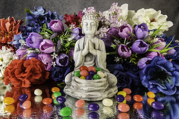 Πάσχα Προσεύχεται Buddha Αντανακλώντας Υγρό Καθρέφτη Που Περιβάλλεται Από Ανοιξιάτικα — Φωτογραφία Αρχείου