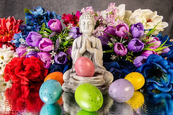 Renkli Paskalya Yumurtaları Bahar Çiçekleriyle Dolu Buda Heykeli Islak Cam — Stok fotoğraf