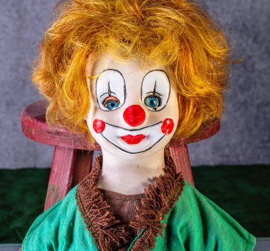 Kırmızı saçlı, mavi camlı gözlü, antika oyuncak bebek kafasını kapat.