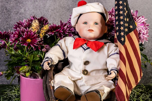 Leben Wie Eine Puppe Matrosenanzug Rustikalen Stuhl Sitzend Mit Amerikanischer — Stockfoto