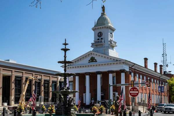 Chambersburg Pennsylvania Abd 2021 Tarihi Adliye Binasını Şehir Merkezindeki Fıskiyenin — Stok fotoğraf