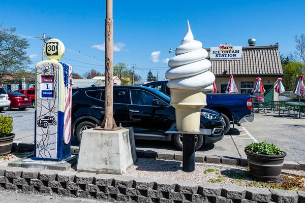 Chambersburg Pennsylvania Usa 2021 Ice Cream Shop Vintage Gas Pump — Stock Photo, Image