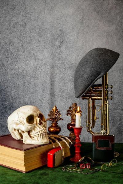 트럼펫 플라스크 라디오와 촛불을 밝히며 두개골로 양식의 서체가 도살아 — 스톡 사진