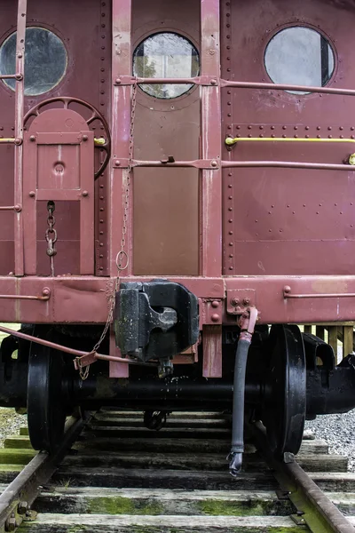 Ξεθωριασμένες κόκκινο βαγόνι σιδηροδρομικών υπαλλήλων — Φωτογραφία Αρχείου