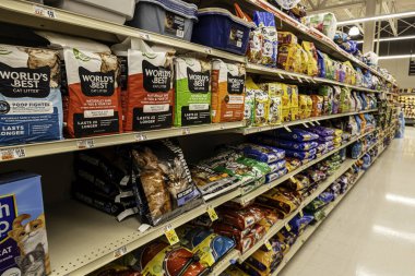 Chambersburg Pennsylvania ABD 11-19-2025 Yerel süpermarkette kedi kumu koridoru