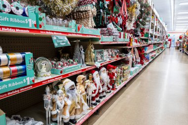 Chambersburg Pennsylvania ABD 11-23-2025 Noel süslemeleri ve Aile Doları mağazasındaki Noel heykelcikleri