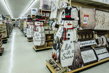 Chambersburg Pennsylvania ABD 10-23-2025 kardan adam heykelcikleriyle Hobi Lobisinde kar yağsın