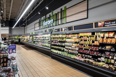 Chambersburg Pennsylvania ABD 2-4-2026 Yerel süpermarkette taze üretim koridoru