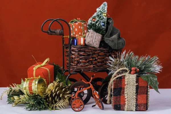 Weihnachtsgeschenke im Kinderwagen — Stockfoto