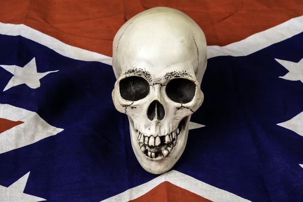 Människans kranium på flagga — Stockfoto