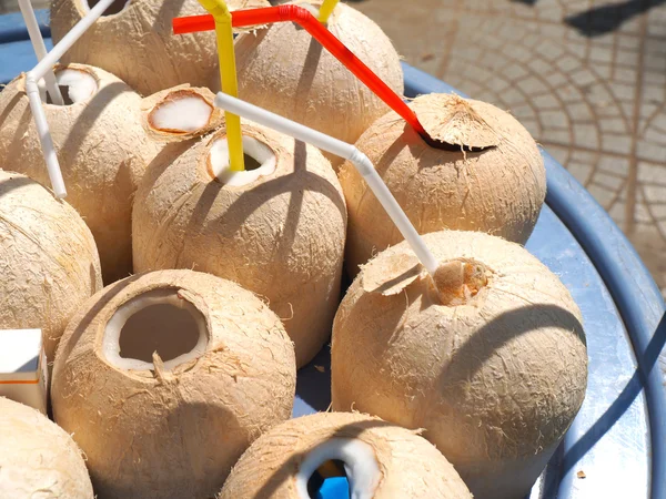 Kokos se slámoukokosnöt med halm — Stock fotografie