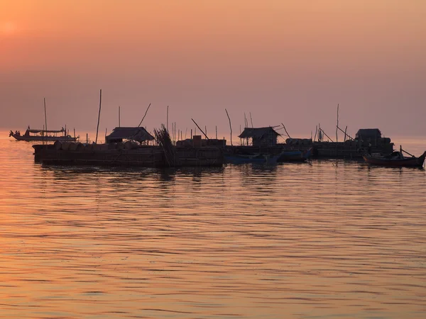 Рибальське село на озері — стокове фото