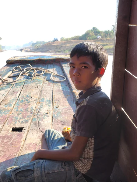 Zavallı çocuk teknede — Stok fotoğraf