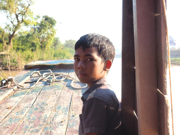 Pobre chico en el barco — Foto de Stock