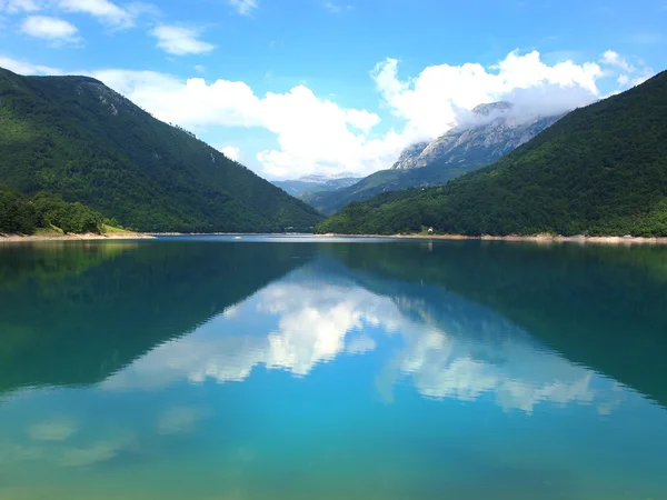 山区湖 — 图库照片