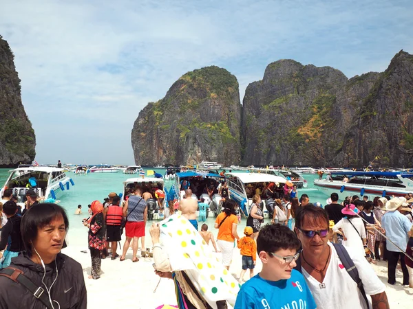 Tourisme de masse sur la plage Maya Thaïlande Image En Vente