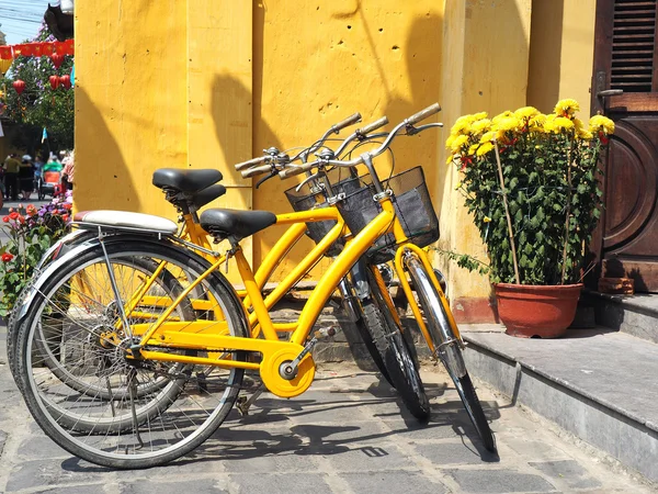 Yelow bicicleta y flor — Foto de Stock