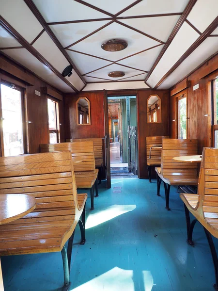 Interieur van luxe oude treinwagon — Stockfoto