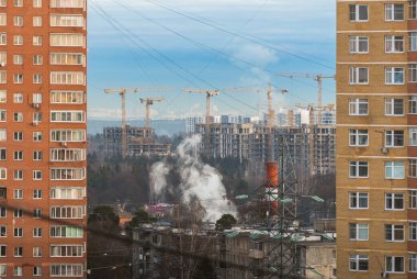 İnşaat vinçleri yeni binalar inşa ediyor. Kentsel yayılma. Troitsk, Yeni Moskova 'nın bir ilçesidir.