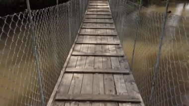 Kırsal kesimdeki nehrin üzerindeki eski yaya asma köprüsü.