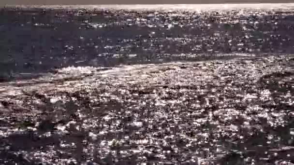 Las Olas Del Mar Chocan Contra Piedra Mar Tormentoso Resplandor — Vídeos de Stock