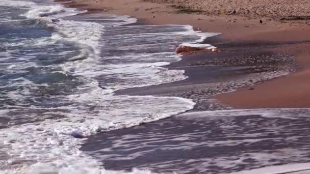 Gelombang Laut Dengan Busa Gulung Putih Pantai Berpasir Refleksi Matahari — Stok Video