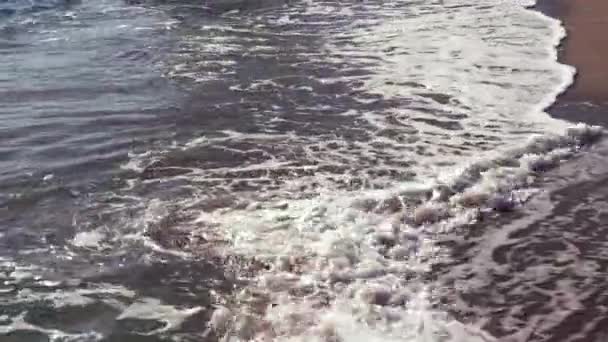 Θαλασσινά Κύματα Λευκό Αφρό Κυλούν Στην Αμμώδη Ακτή Αντανάκλαση Του — Αρχείο Βίντεο