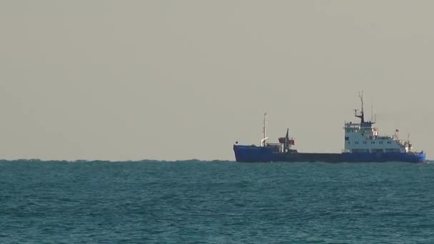 Ukraine Black Sea 2020年11月22日 輸送船が遠く海へ出航します ウクライナ — ストック動画