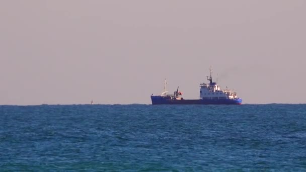 Ukraine Black Sea 2020年11月22日 輸送船が遠く海へ出航します ウクライナ — ストック動画