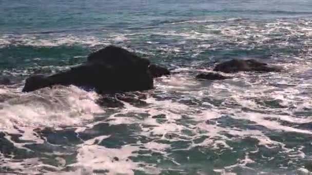 Gelombang Laut Menabrak Batu Badai Laut Dan Silau Atas Air — Stok Video