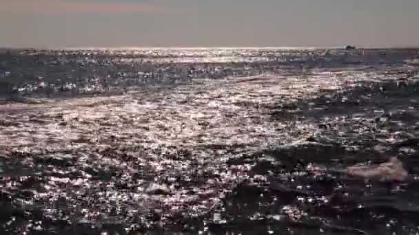 Ondas Mar Colidem Com Pedra Mar Tempestuoso Brilho Água Mar — Vídeo de Stock