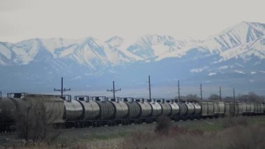 Dağların arka planında karlı uzun bir yük treni, ABD