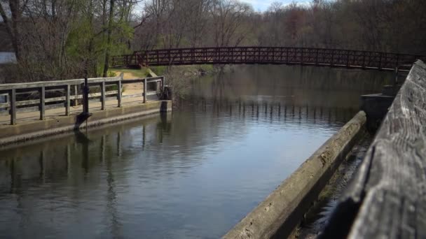 カーネギー湖の運河に架かる美しい金属製の橋 ニュージャージー州 — ストック動画