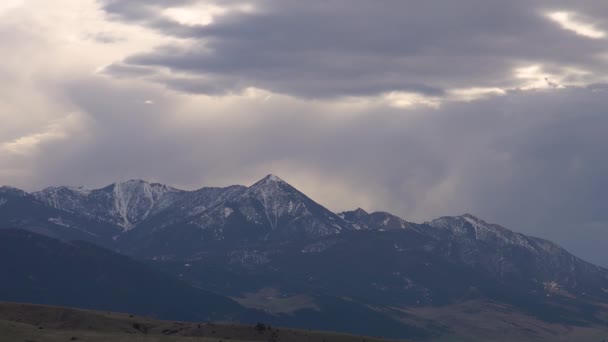Góry Śniegu Porośnięte Drewnem Gęste Chmury Nad Górami Montana Usa — Wideo stockowe
