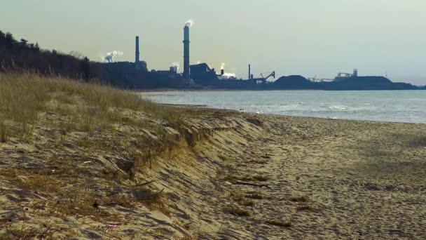 Sebuah Pabrik Besar Dengan Cerobong Asap Merokok Tepi Danau — Stok Video