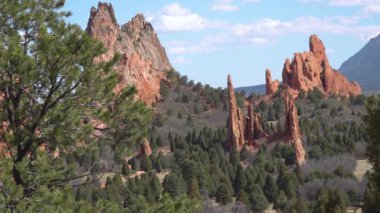 Eritilmiş kırmızı kumtaşı oluşumları. Tanrıların Bahçesi, Colorado Springs, ABD