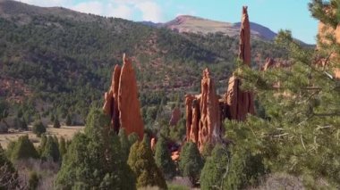 Eritilmiş kırmızı kumtaşı oluşumları. Tanrıların Bahçesi, Colorado Springs, ABD