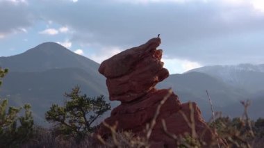 Eritilmiş kırmızı kumtaşı oluşumları. Tanrıların Bahçesi, Colorado Springs, ABD