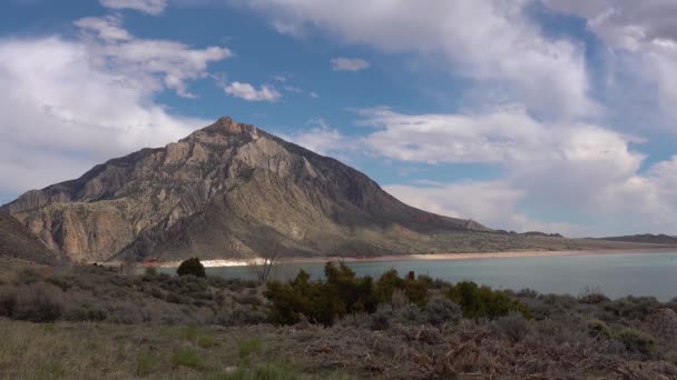 Ορεινή Λίμνη Και Χιονισμένα Βουνά Στο Κολοράντο Ηπα — Αρχείο Βίντεο