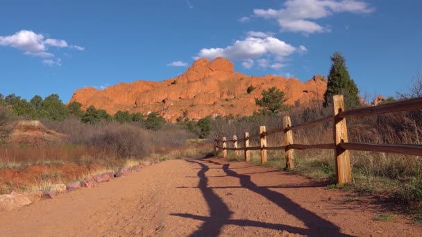 Valla Madera Parque Nacional Con Telón Fondo Formaciones Montañosas Rojas — Vídeo de stock